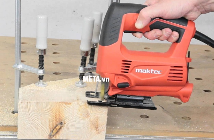 Máy cưa lọng Maktec MT431 dễ dàng thao tác trên gỗ, thép.