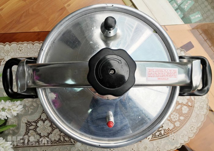 Nồi áp suất công nghiệp Tianxi C32 thiết kế núm vung bằng nhựa  Nồi áp suất công nghiệp Tianxi C32 được thiết kế thêm 1 van chính và 1 van phụ để đảm bảo cân bằng áp suất trong nồi, đảm bảo an toàn. Các van này giúp xả áp suất ra ngoài khi phát hiện áp suất trong nồi cao quá mức cho phép. Vì thế, bạn không cần phải lo lắng về việc cháy nổ nồi trong quá trình sử dụng.