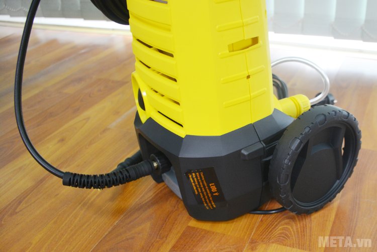 Máy phun áp lực Karcher K2 360 di chuyển bằng bánh xe Máy phun áp lực Karcher K2 360 di chuyển bằng bánh xe
