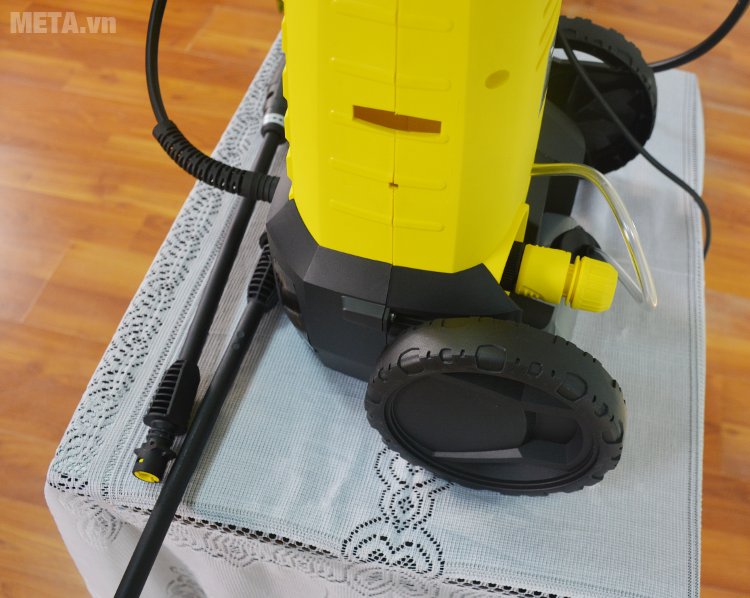 Máy phun áp lực Karcher K2 360 hoạt động với công suất 1400W Máy phun áp lực Karcher K2 360 hoạt động với công suất 1400W