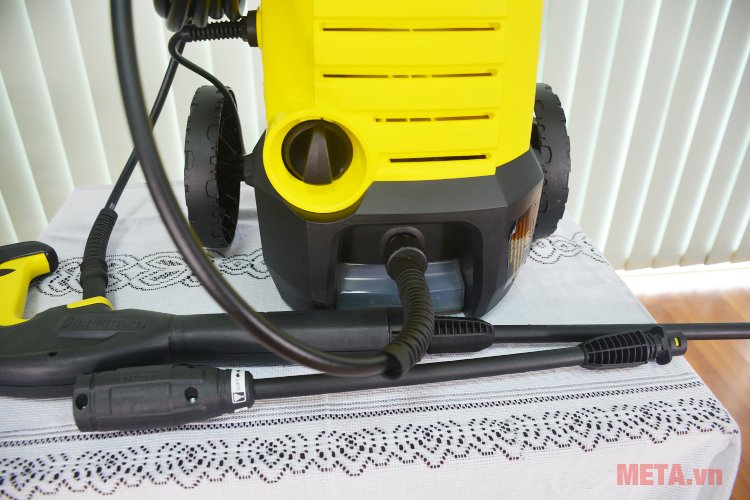 Máy phun áp lực Karcher K2 360 có công tắc bật ở phía trước Máy phun áp lực Karcher K2 360 có công tắc bật ở phía trước