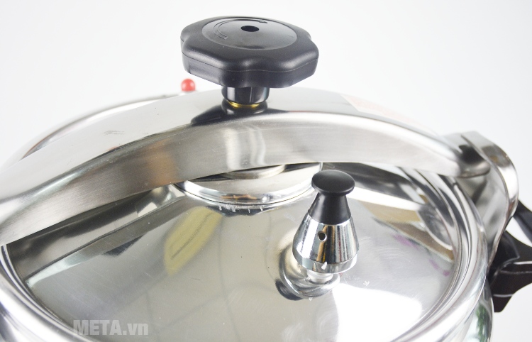 Nồi áp suất công nghiệp Tianxi C32 có van xả áp an toàn.